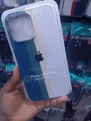 iPhone 14 Pro Max Features a Two-Tone Blue and White Case