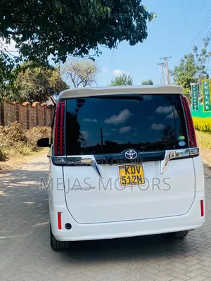 Toyota Esquire 2018 White