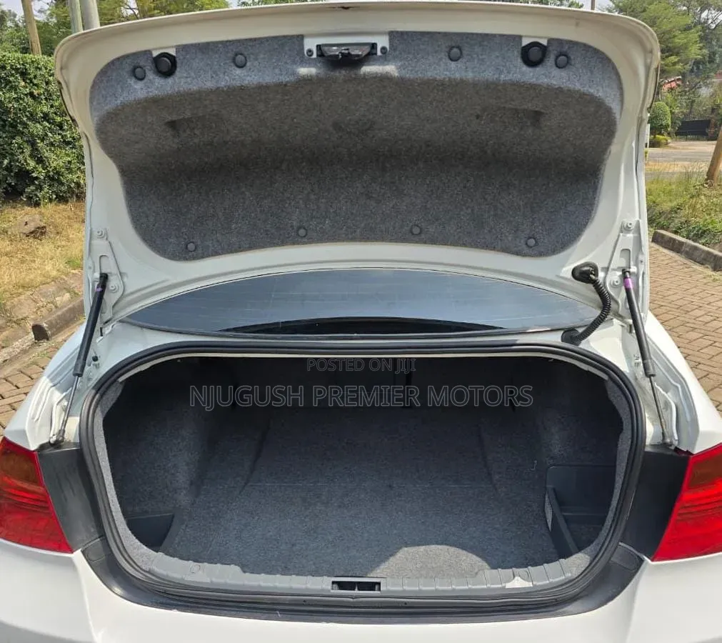 BMW 320i 2006 White