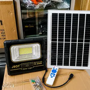 200W Outdoor LED Solar Floodlight With Dusk to Dawn Auto Lighting