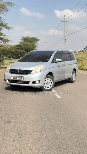 Toyota ISIS 2016 Silver