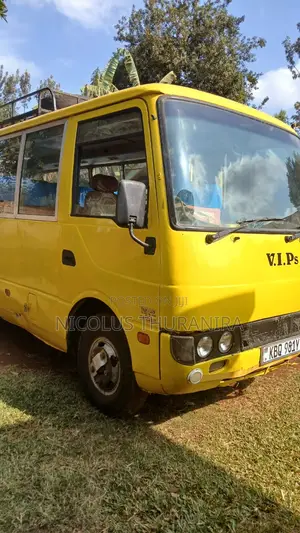 Mitsubishi Fuso Rosa 2014 Yellow