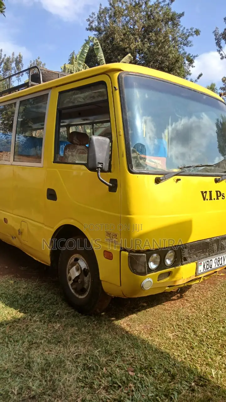 Mitsubishi Fuso Rosa 2014 Yellow