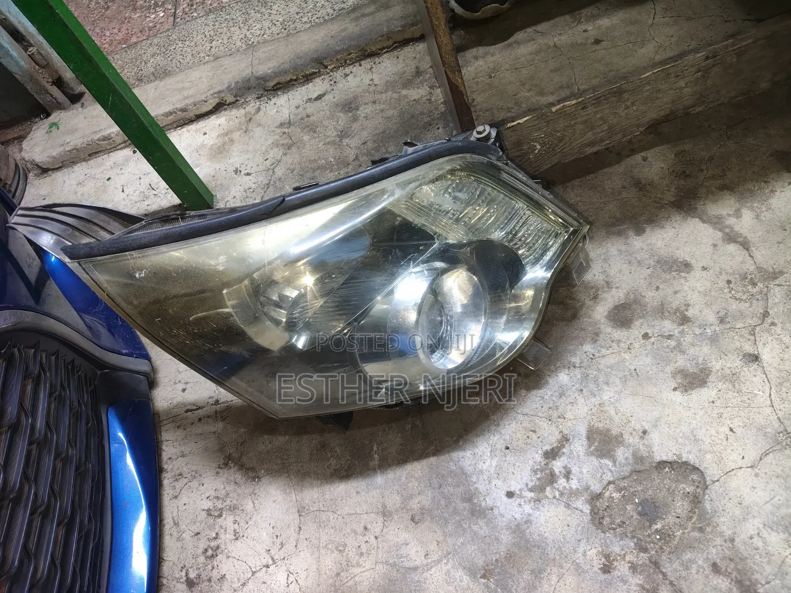 Noah 2010 Headlights Available