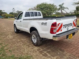 Toyota Hilux 2012 White