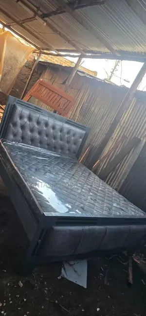 Grey/White/Black 5x6 Mocket Bed
