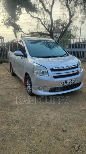 Toyota Noah 2010 Silver