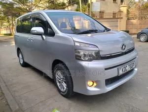 Toyota Voxy 2014 Silver