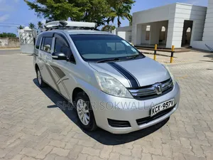 Toyota ISIS 2012 Silver