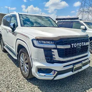Toyota Land Cruiser LC300 2022 White