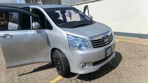 Toyota Noah 2012 Silver
