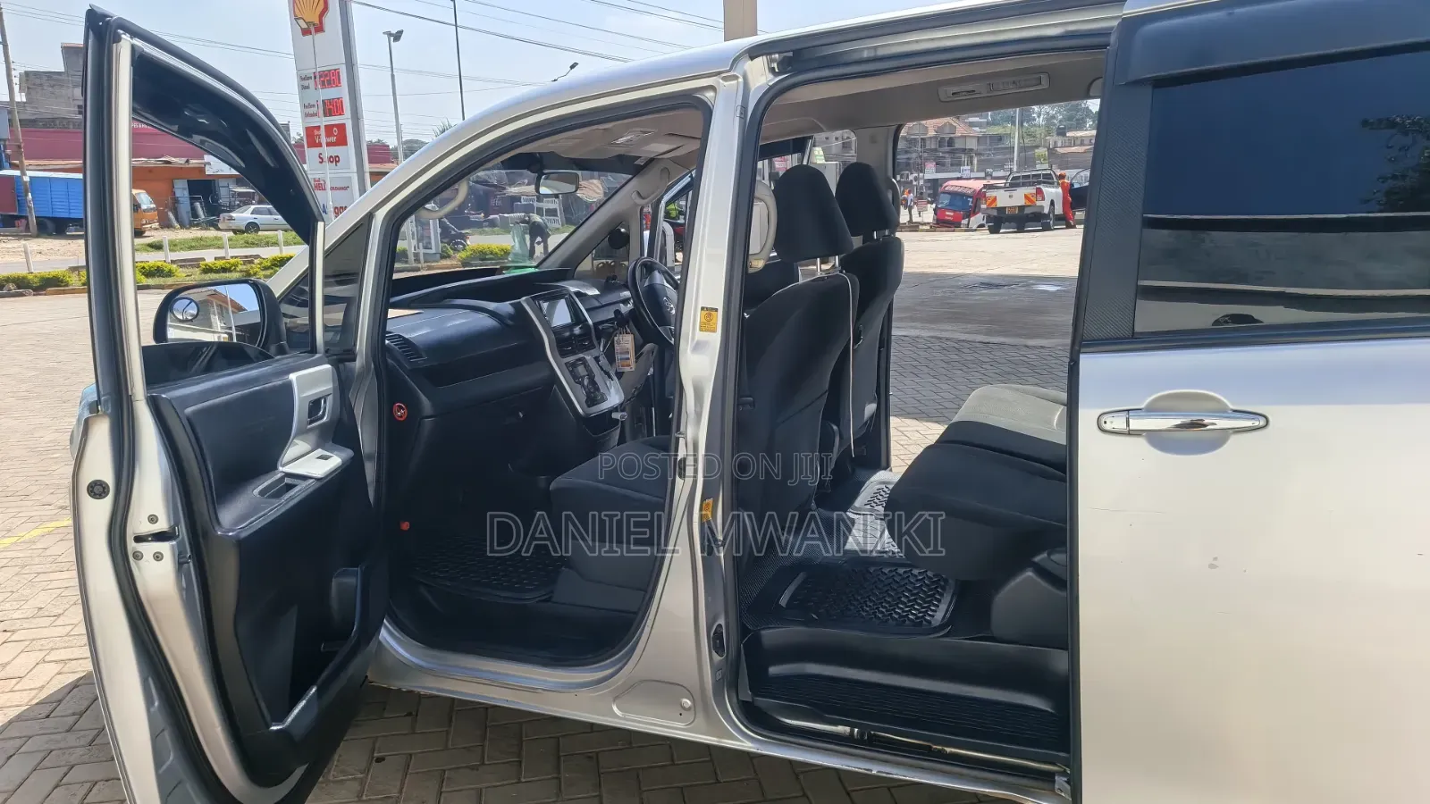 Toyota Noah 2012 Silver