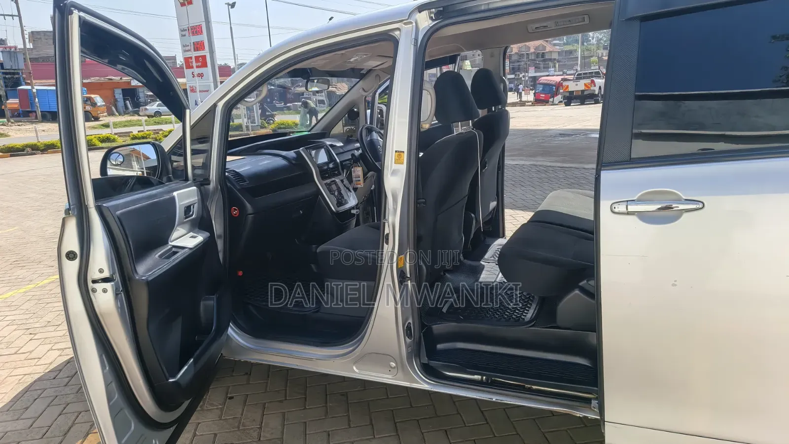 Toyota Noah 2012 Silver