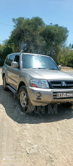 Mitsubishi Pajero 2004 Gold
