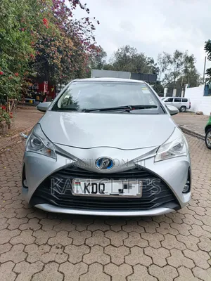 Toyota Vitz 2017 Silver