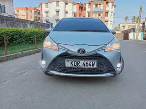 Toyota Vitz 2017 Silver