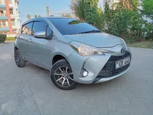 Toyota Vitz 2017 Silver