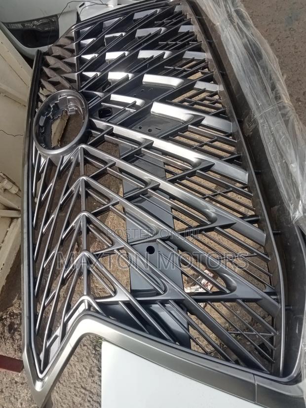 Lexu 570 Sport Grille