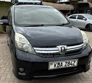Toyota ISIS 2013 Black