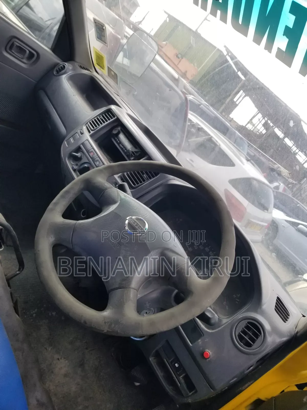 Nissan Caravan (Urvan) 2003 Yellow