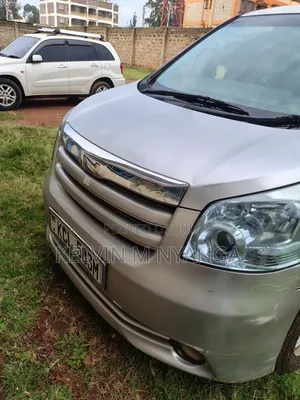 Toyota Noah 2011 Silver