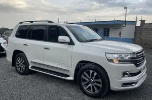 Toyota Land Cruiser 4.6 V8 ZX 2019 White