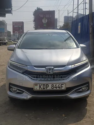 Honda Fit Shuttle 2017 Silver
