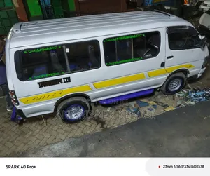 Toyota HiAce 2000 Beige