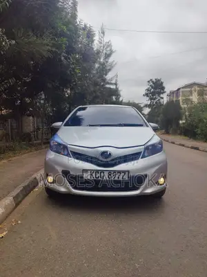 Toyota Vitz 2011 Silver