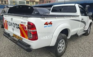 Toyota Hilux 2010 White