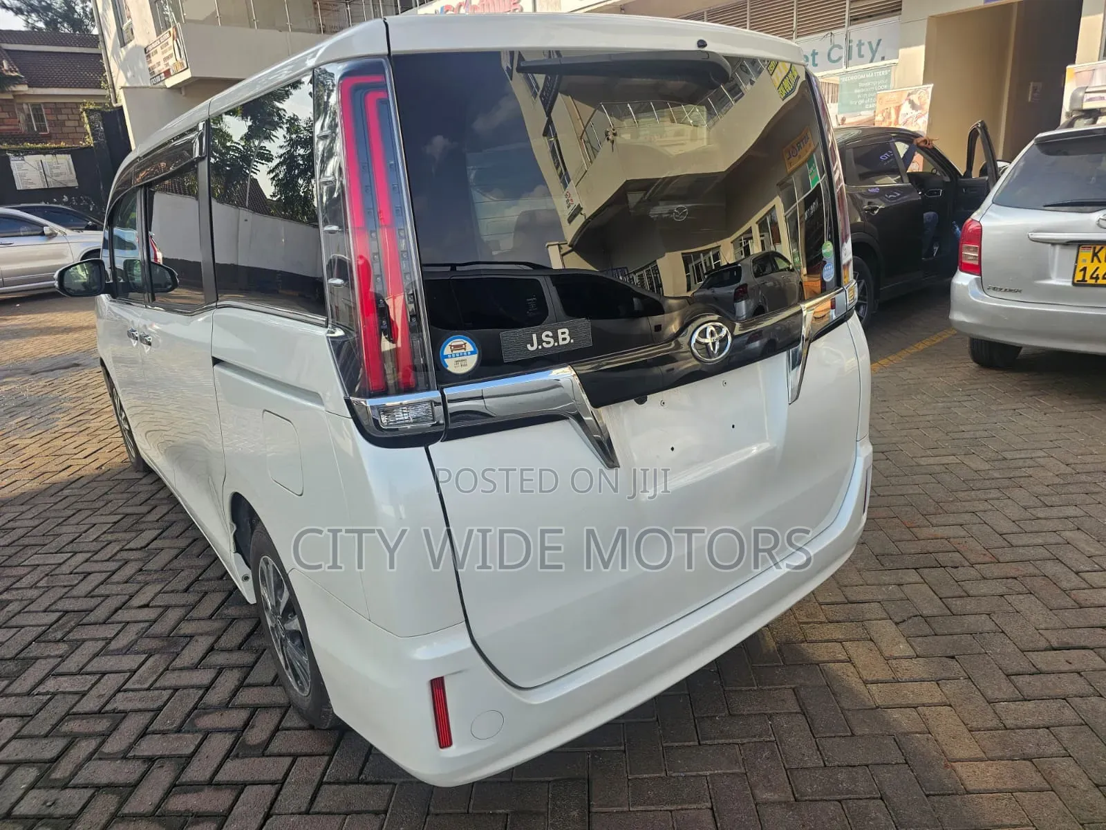 Toyota Esquire 2018 White
