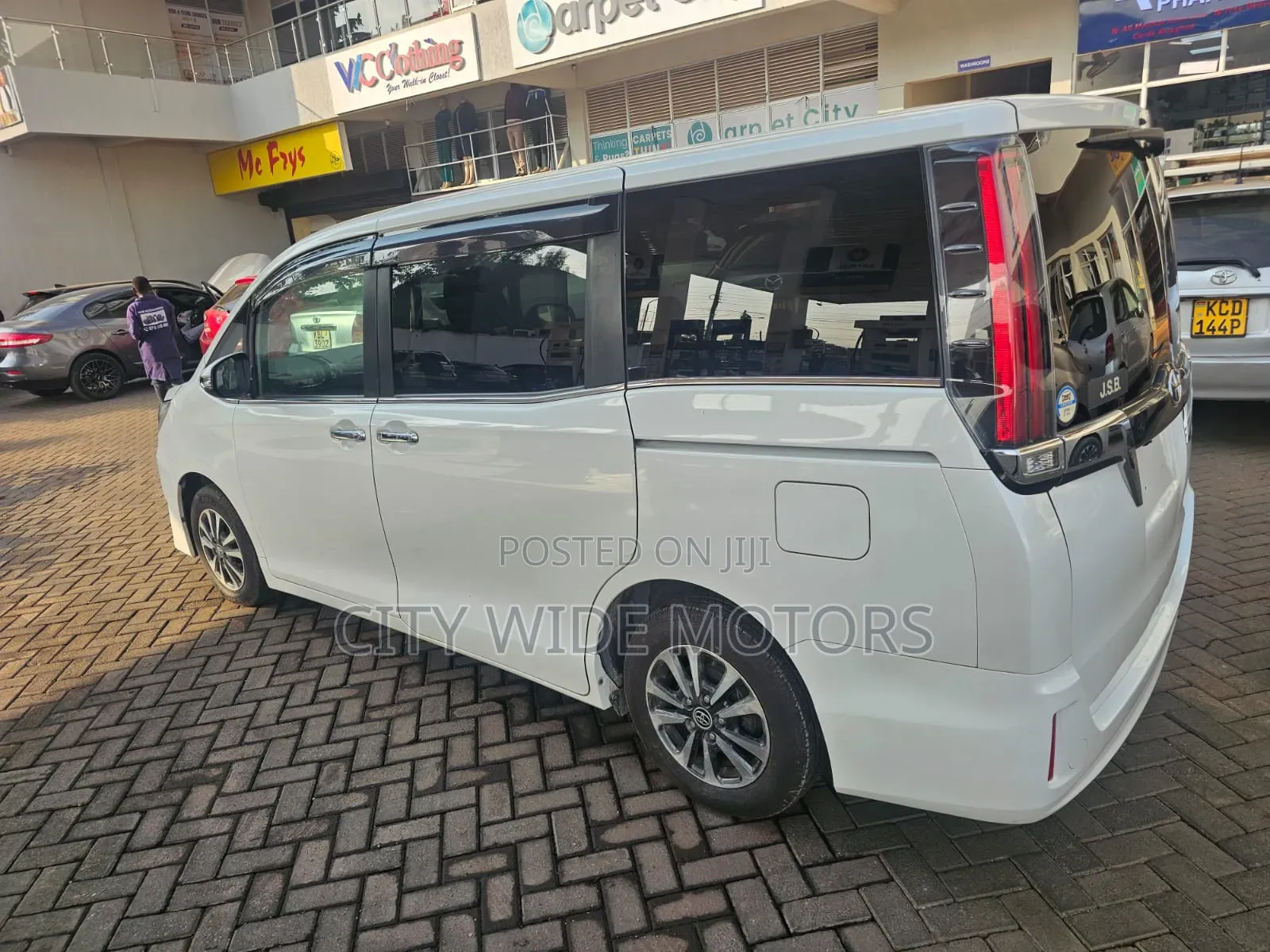 Toyota Esquire 2018 White