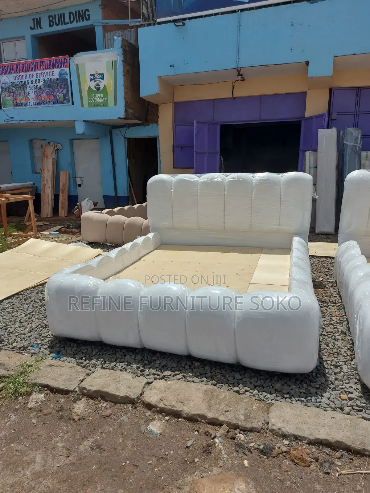 Black Tufted Bubble Bed