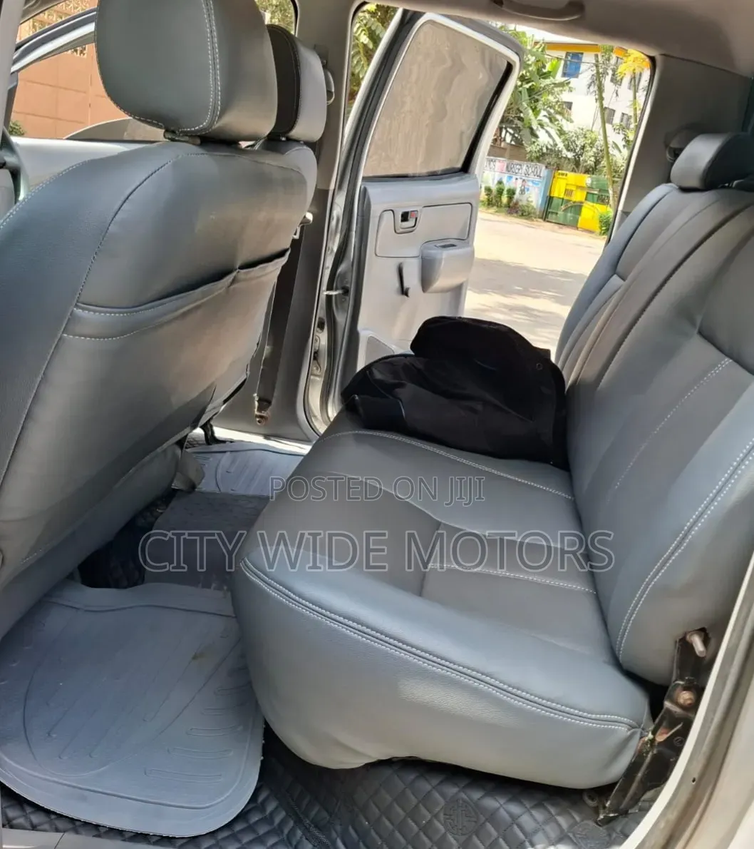 Toyota Hilux 2011 Silver