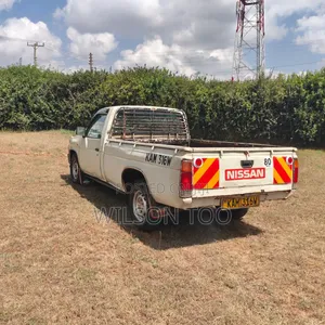 Nissan Pick-Up 2003 White