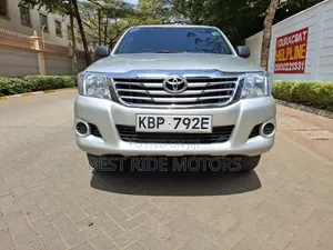 Toyota Hilux 2.5 D-4D 4X4 SRX 2011 Silver