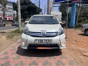 Toyota ISIS 2014 White