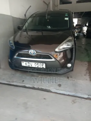 Toyota Sienta 2018 Maroon