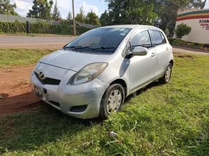 Toyota Vitz 2010 Silver