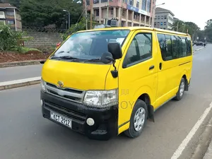 Toyota HiAce 2013 Yellow