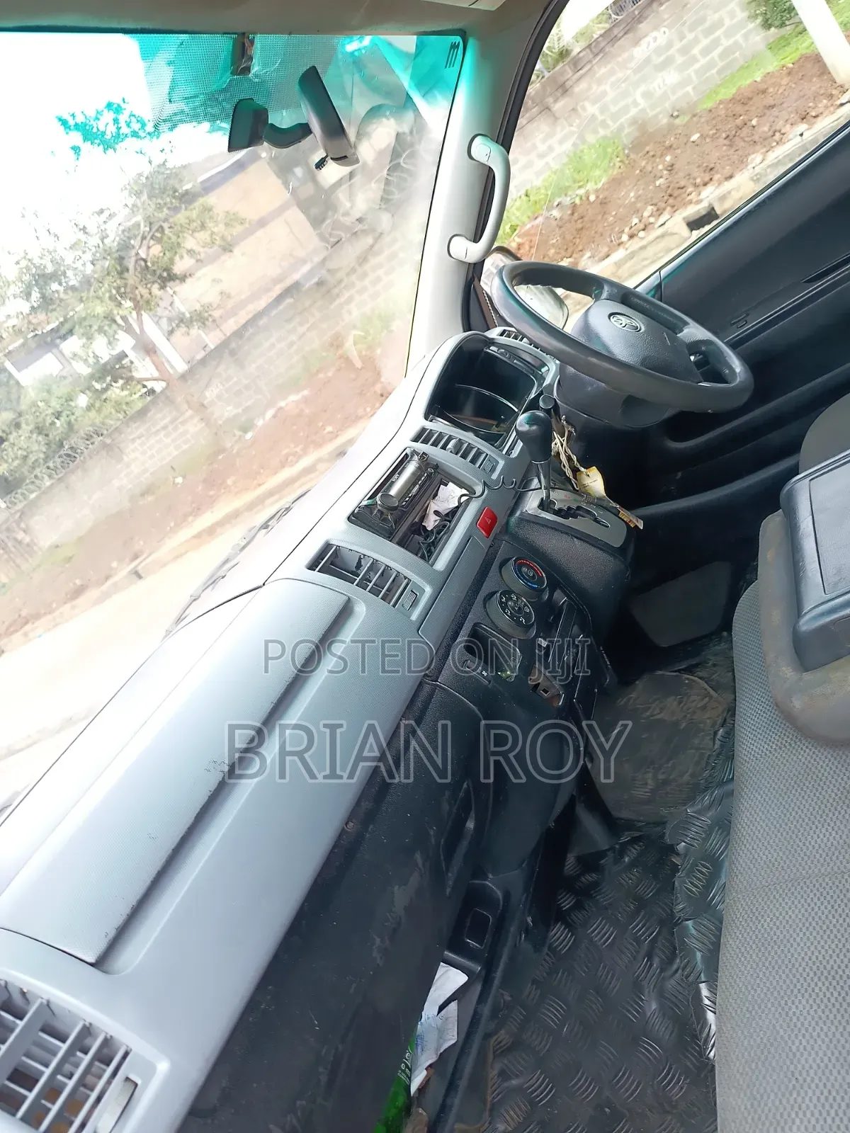Toyota HiAce 2013 Yellow