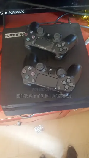 Playstation 4 With 4 Games Fifa 26 and 2 Controllers