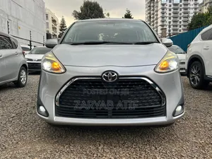 Toyota Sienta 2019 Silver