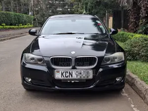 BMW 320i Sedan RWD 2010 Black
