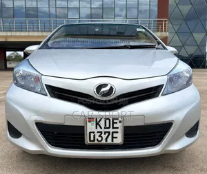 Toyota Vitz 2015 Silver