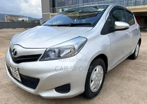Toyota Vitz 2015 Silver
