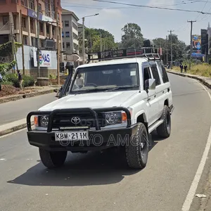 Toyota Land Cruiser 2011 White