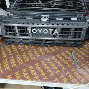 Prado 2023 250 Grille.