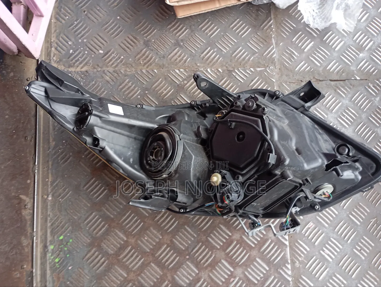Noah 2018 Headlight Letter E