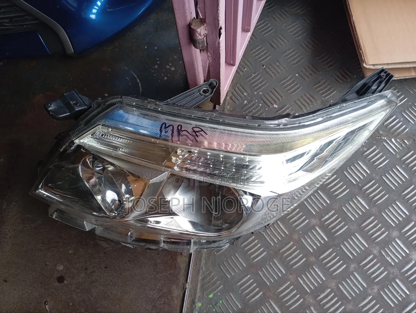 Noah 2018 Headlight Letter E